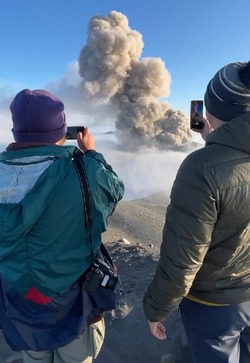 Начало извержения вулкана Эбеко запечатлели на видео туристы