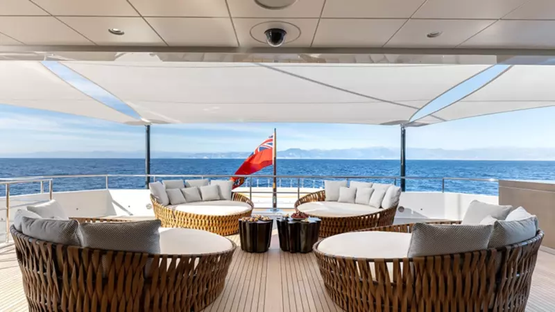 Spa, бассейны и частный спортзал. Как выглядит яхта, исследующая Курилы