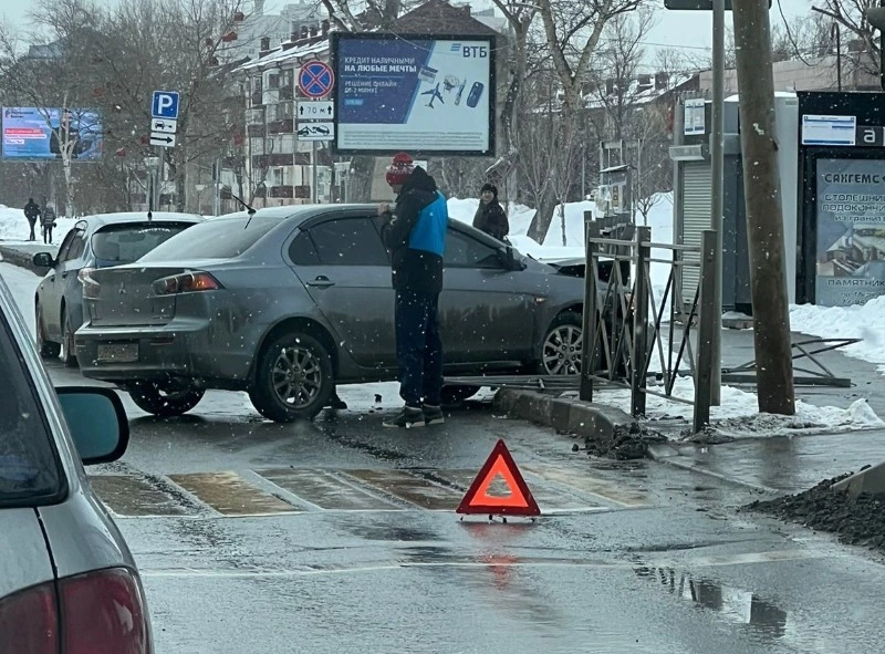 Водитель Mitsubishi Lancer протаранил ограждение в Южно-Сахалинске
