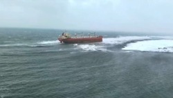 Морспасслужба приступила к спасательной операции в Невельске, где сел на мель китайский сухогруз