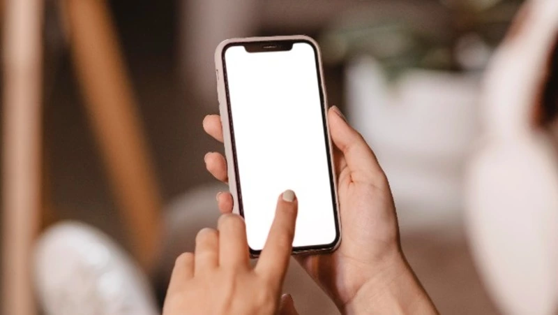 Продали старье: сахалинец взял в кредит дорогой смартфон в федеральной сети и не смог распаролить