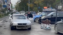 Мужчина на автомобиле сбил пешехода за съемку нарушения ПДД в Южно-Сахалинске