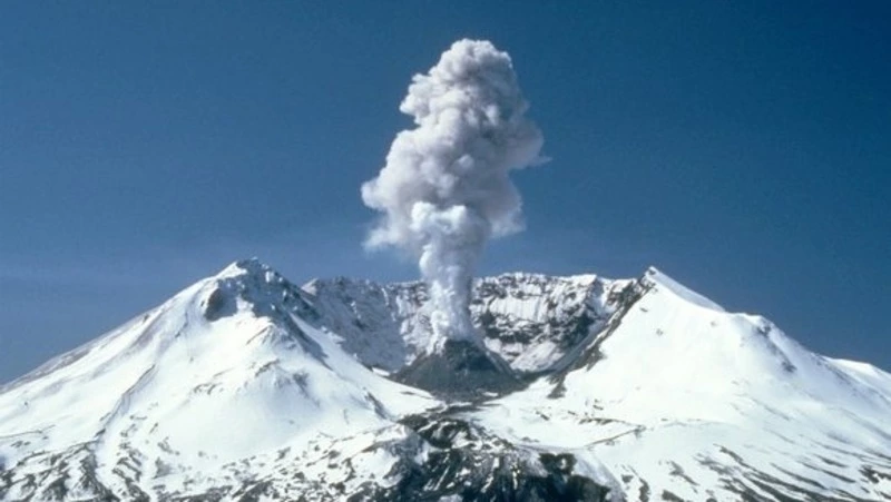 Вулкан Эбеко выбросил столб пепла на высоту 1,3 км днем 21 декабря