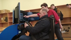 Замгубернатора Сергея Байдакова учили вождению в новой школе на Сахалине