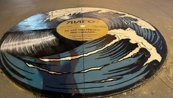 Кольцо с грампластинкой появилось у городского парка в Южно-Сахалинске