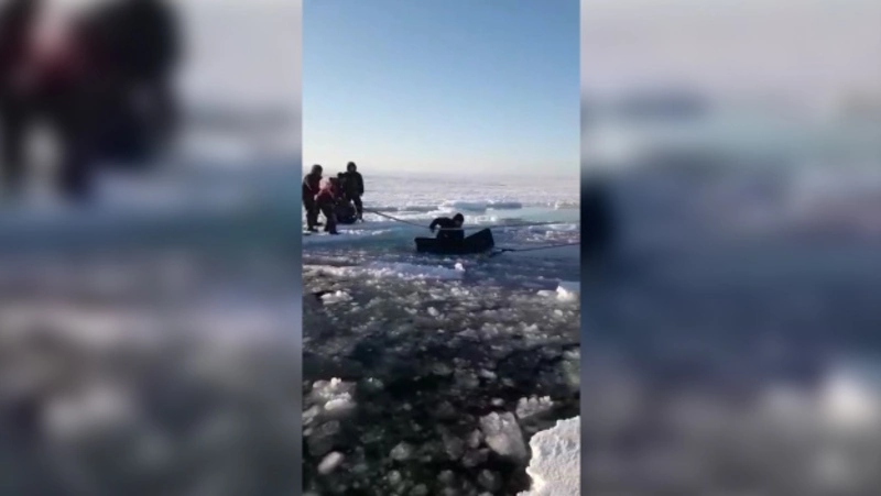 Сахалинский рыбак упал в трещину между льдинами