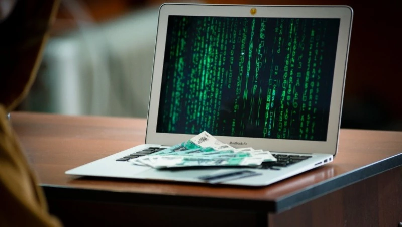 Желание заработать на биткоинах привело женщину к потере крупной суммы на Сахалине