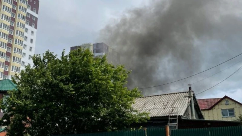 Полыхающий жилой дом на улице Фабричной в Южно-Сахалинске тушат 12 человек