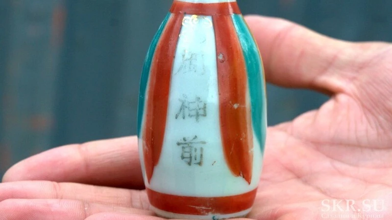 Рабочий раскопал в Южно-Сахалинске японский фарфоровый флакончик прошлого века