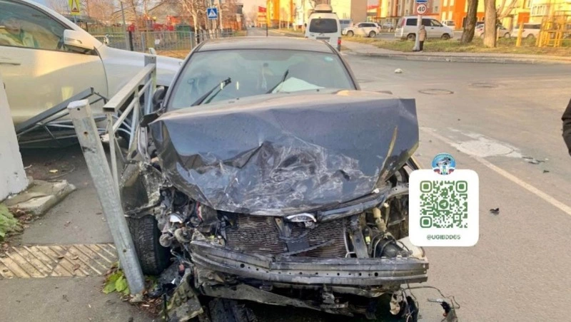 Пострадал ребенок: пенсионерка на Prado снесла всю «морду» Subaru Impreza в Южно-Сахалинске