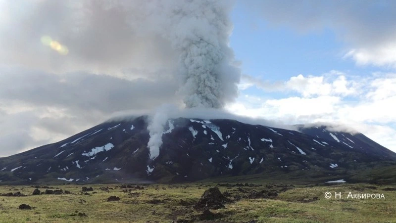Вулкан на Камчатке выбросил столб пепла на высоту почти 3 км