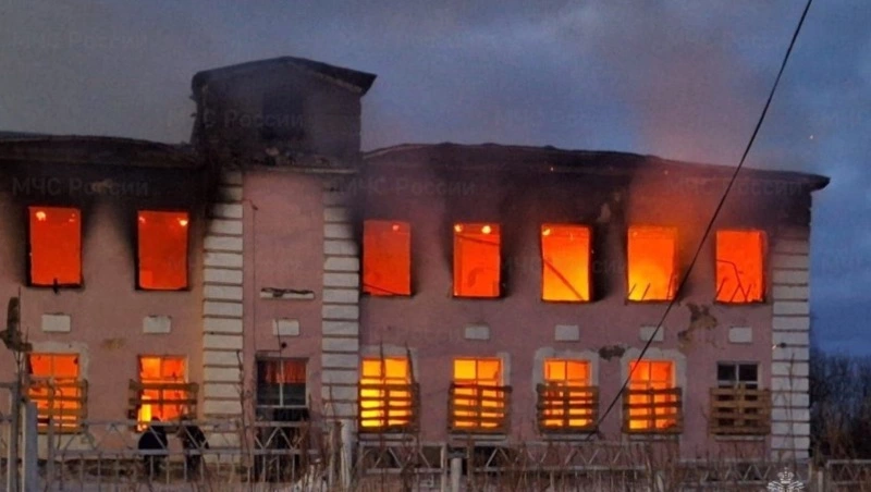 Пожарные локализовали очаг возгорания в бывшей школе № 1 в Шахтерске