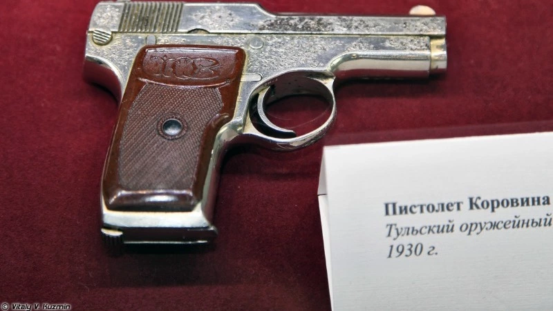 В Холмске пенсионерка ввязалась в конфликт и угрожала оппоненту редким антикварным пистолетом