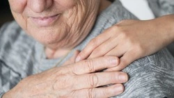 Сотрудники банка на Сахалине не позволили пенсионерке отдать сбережения мошенникам