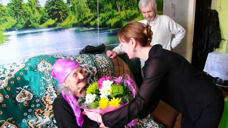 В Невельске поздравили с 90-летием Аллу Фальшеву