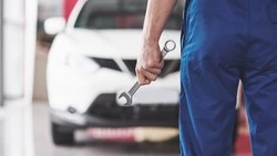 Мастер из Холмска разобрал чужой автомобиль на запчасти вместо ремонта