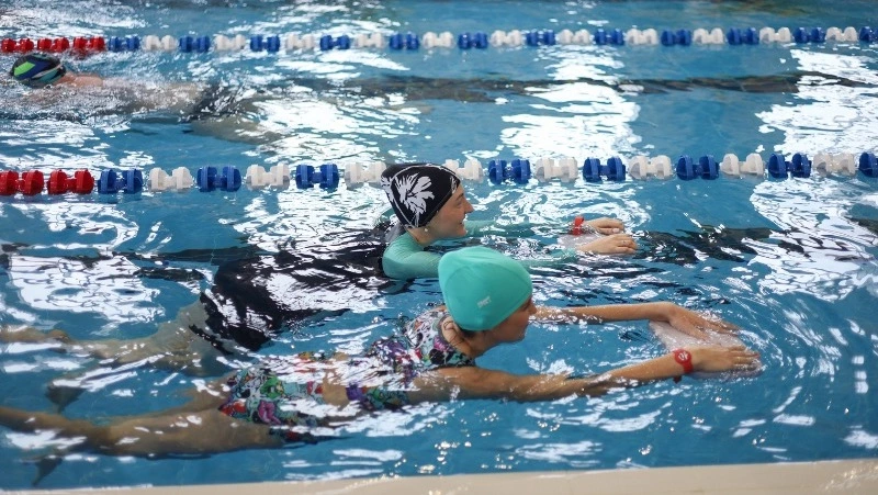 Бесплатные занятия аквааэробикой для беременных запустили в Корсакове 