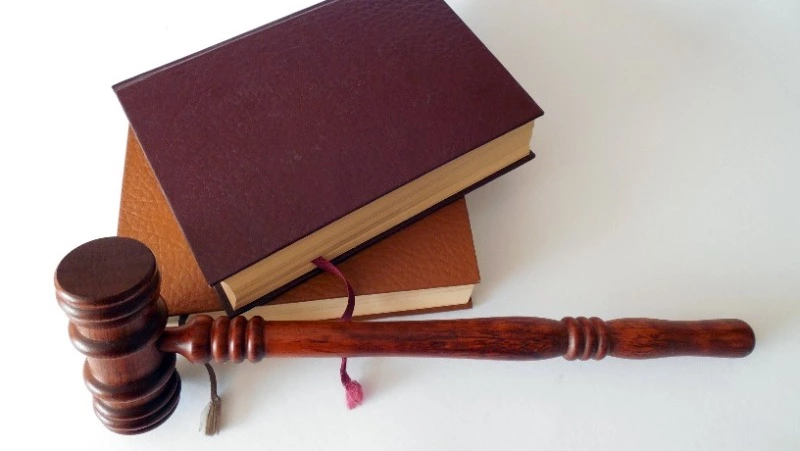 Житель Южно-Сахалинска пойдет под суд за кражу женской сумочки, ноутбука и телефона