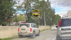 Сахалинец объехал пробку по тротуару встречной полосы 