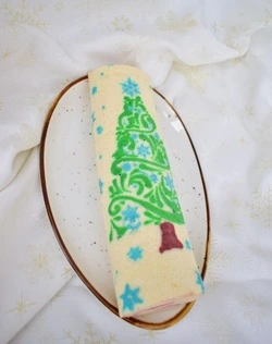 Расписной рулет с фисташковым кремом и малиной: рецепт от сахалинского кондитера