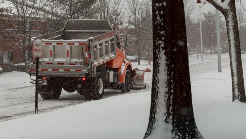 Снег и наледь в Южно-Сахалинске днем 13 марта уберут почти 100 человек