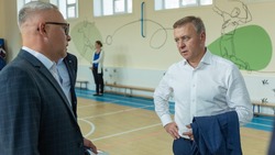 Сергей Надсадин оценил обновленный спортивный зал в школе № 5 в Южно-Сахалинске