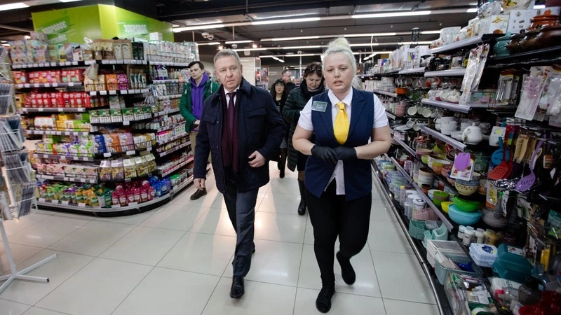 Сергей Надсадин лично проверил торговые полки в магазинах Южно-Сахалинска