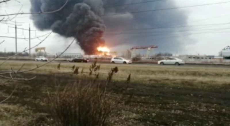 На юге России после авиаудара по нефтебазе собрались очереди на АЗС