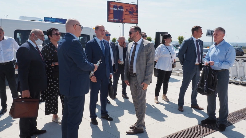 Сахалинская делегация продолжает знакомство с работой аэропорта Ростова-на-Дону
