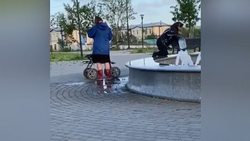 В Шахтерске женщины мыли ноги и бутылями набирали воду из городского фонтана