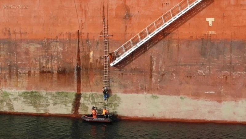 Водолазы начали обследование севшего на мель у Сахалина китайского сухогруза AN YANG 2