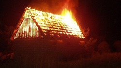 Крыша частного дома загорелась в Углегорском районе 