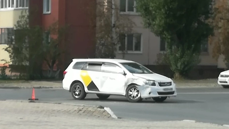 В Южно-Сахалинске подбили еще одно «Яндекс.Такси»