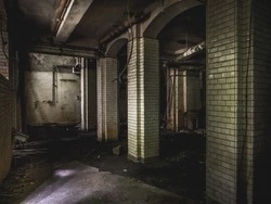 Мэрия Поронайска раскрыла детали о заброшенном здании, из которого выпала девочка