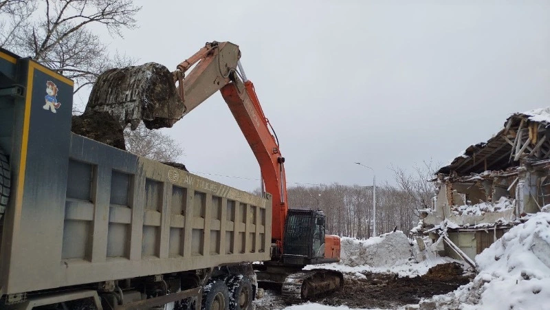 Двухэтажный аварийный дом на улице Ленина продолжают сносить в Долинске