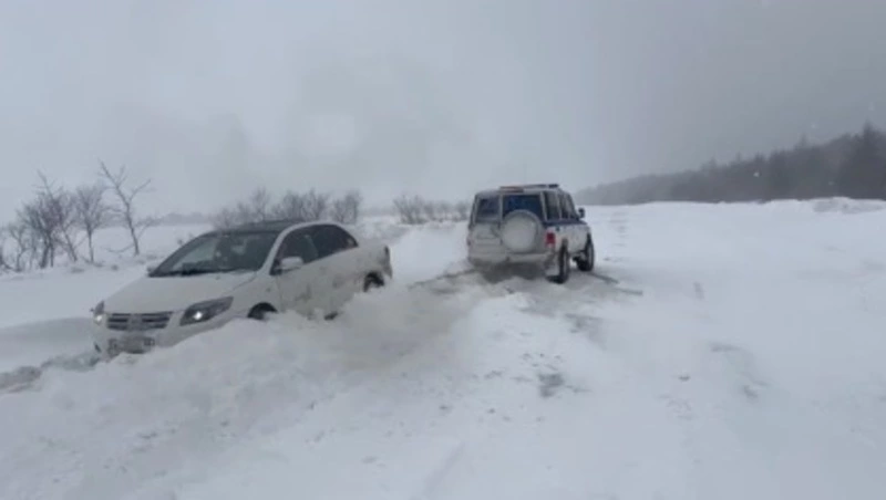 Сотрудники ГАИ помогли сахалинцам достать автомобиль из сугроба в разгар циклона