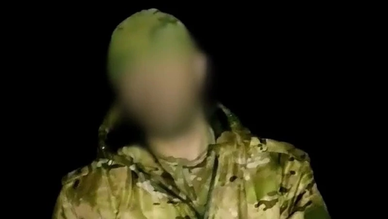 Военнослужащий поздравил с наступающим Новым годом жителей Сахалина