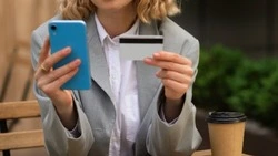 Гостившая в Новотроицком женщина перевела себе со счета подруги 40 тысяч рублей