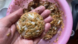Рецепт вкусных котлет из свежей симы рассказал рыбак на Сахалине