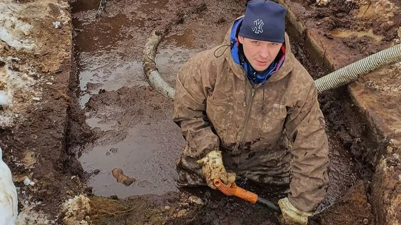 Сахалинцы распилили лед и вычерпали болото на месте таинственной гибели МиГа