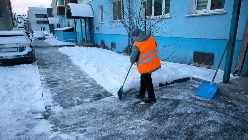 «Я все успеваю»: история дворника из Южно-Сахалинска, которая любит свою работу