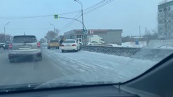 Автомобиль въехал в ограждение днем 1 февраля в Южно-Сахалинске