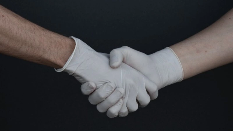 Роспотребнадзор исключил перчатки из перечня мер для борьбы с ковидом