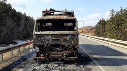 Автомобиль с мусором потушили после пожара в Томаринском районе