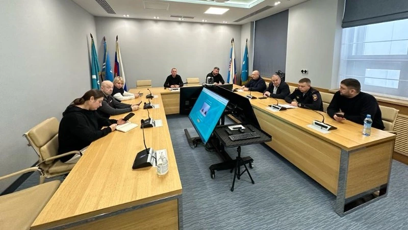 Спецтехнику задействуют в расчистке второстепенных улиц Южно-Сахалинска