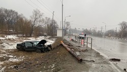 Пьяный водитель врезался в столб в Южно-Сахалинске, есть пострадавший