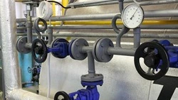 После шквала жалоб жителей в доме Тымовского округа установили теплосчетчик