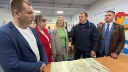 Губернатор Валерий Лимаренко посетил стрелковый тир при школе в Макарове 