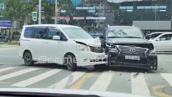 Попавшие в аварию внедорожник и минивэн перегородили дорогу на перекрестке в Южно-Сахалинске