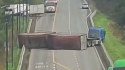 Грузовик с контейнерами перекрыл дорогу из Южно-Сахалинска в Корсаков 12 сентября